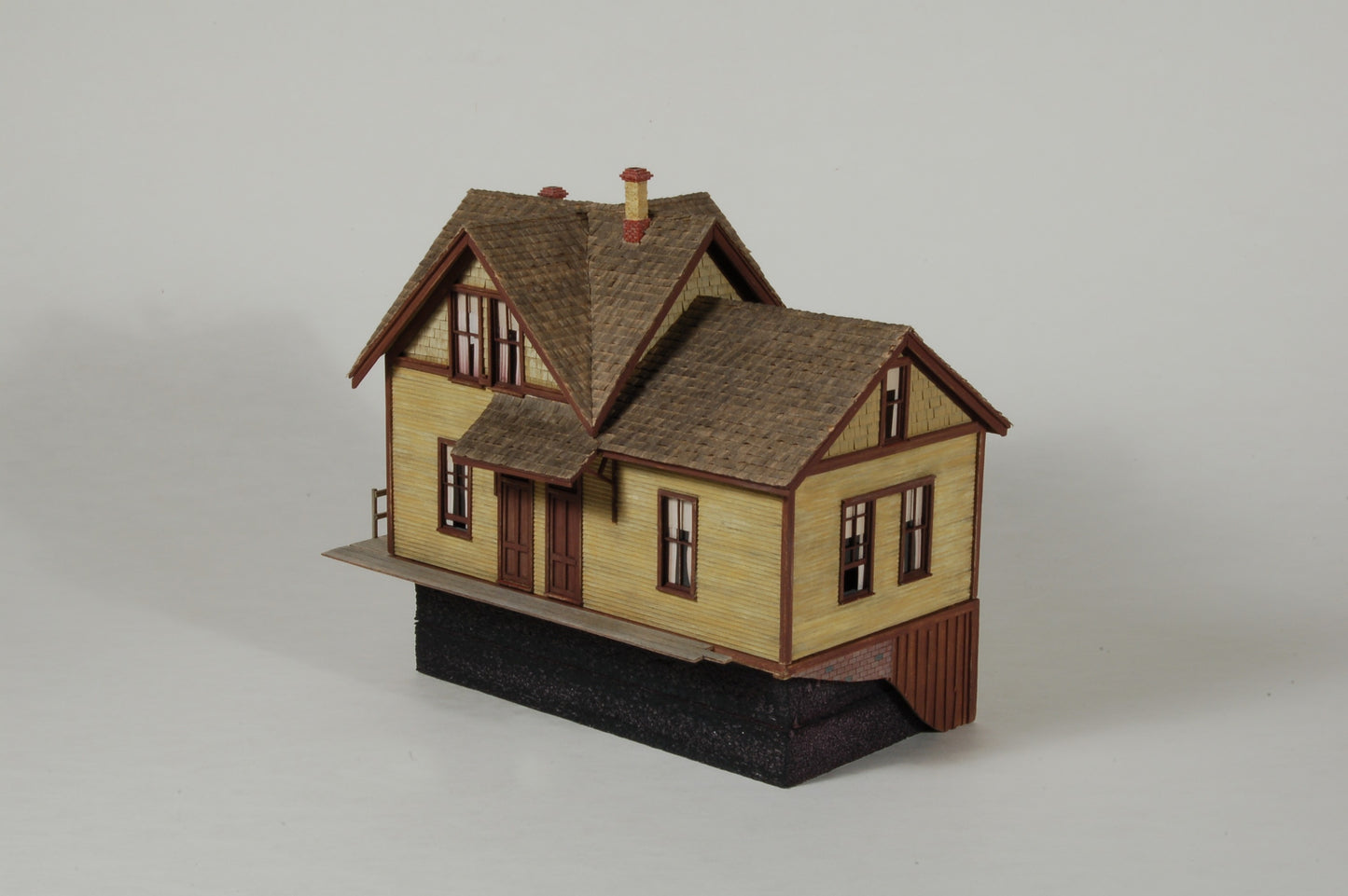 bmw-124 HO Vance Junction Section House